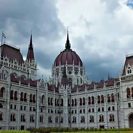 A14 Parliament Sunflower Cozy * Budapest